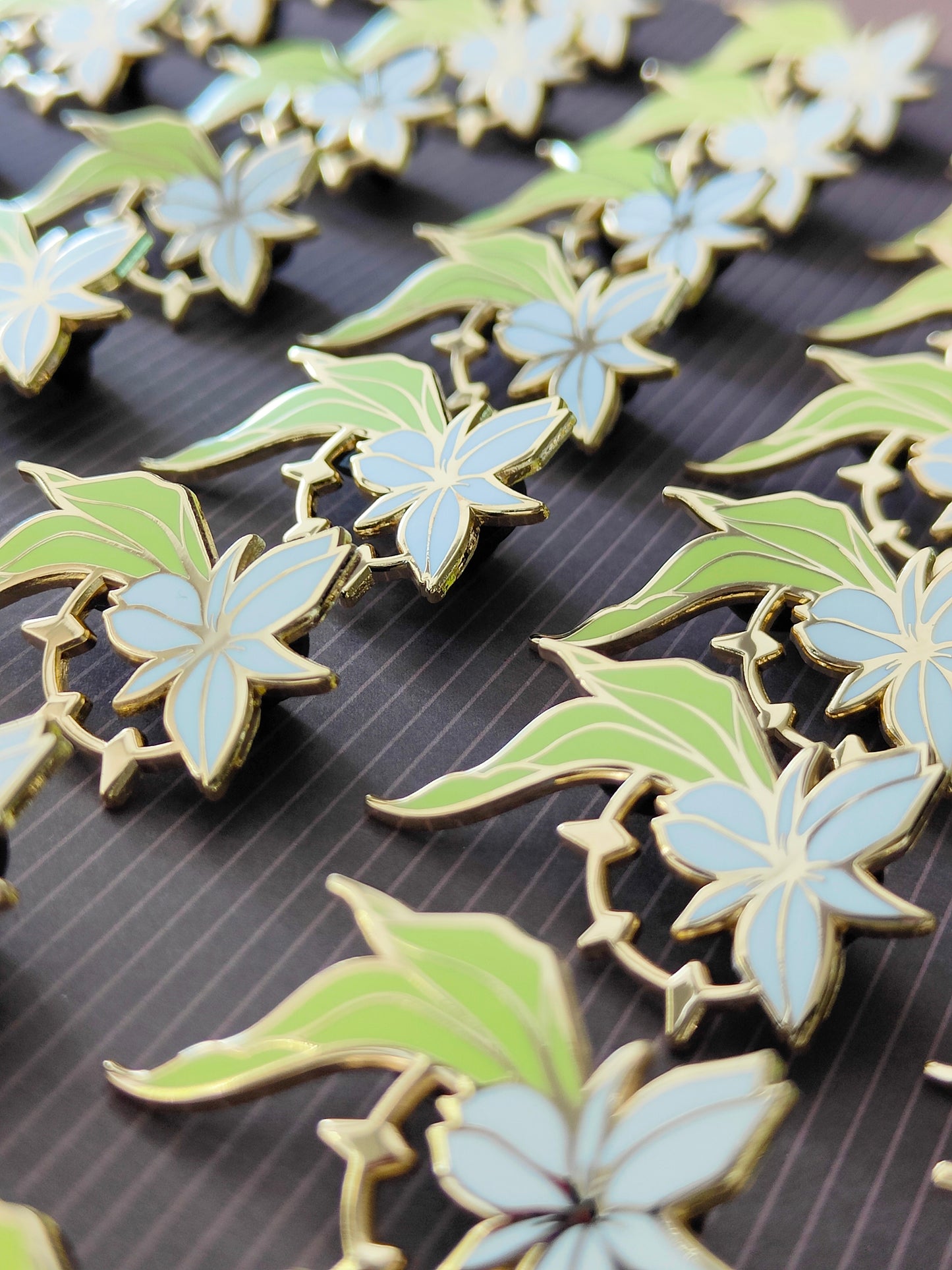 Genshin Impact Mystery Pins Sale - 4 random big genshin Pins and 1 small primo pin - Gold - B-GRADES