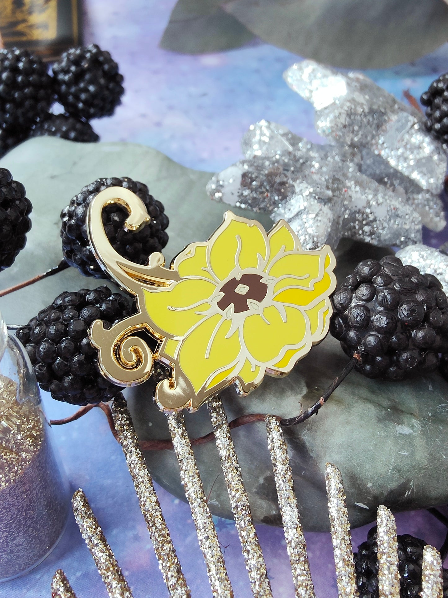 Genshin Impact Mystery Pins Sale - 4 random big genshin Pins and 1 small primo pin - Gold - B-GRADES