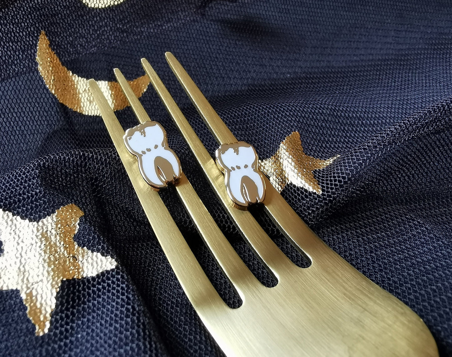 Tooth in White - Hard Enamel Mini-Pin - Gold